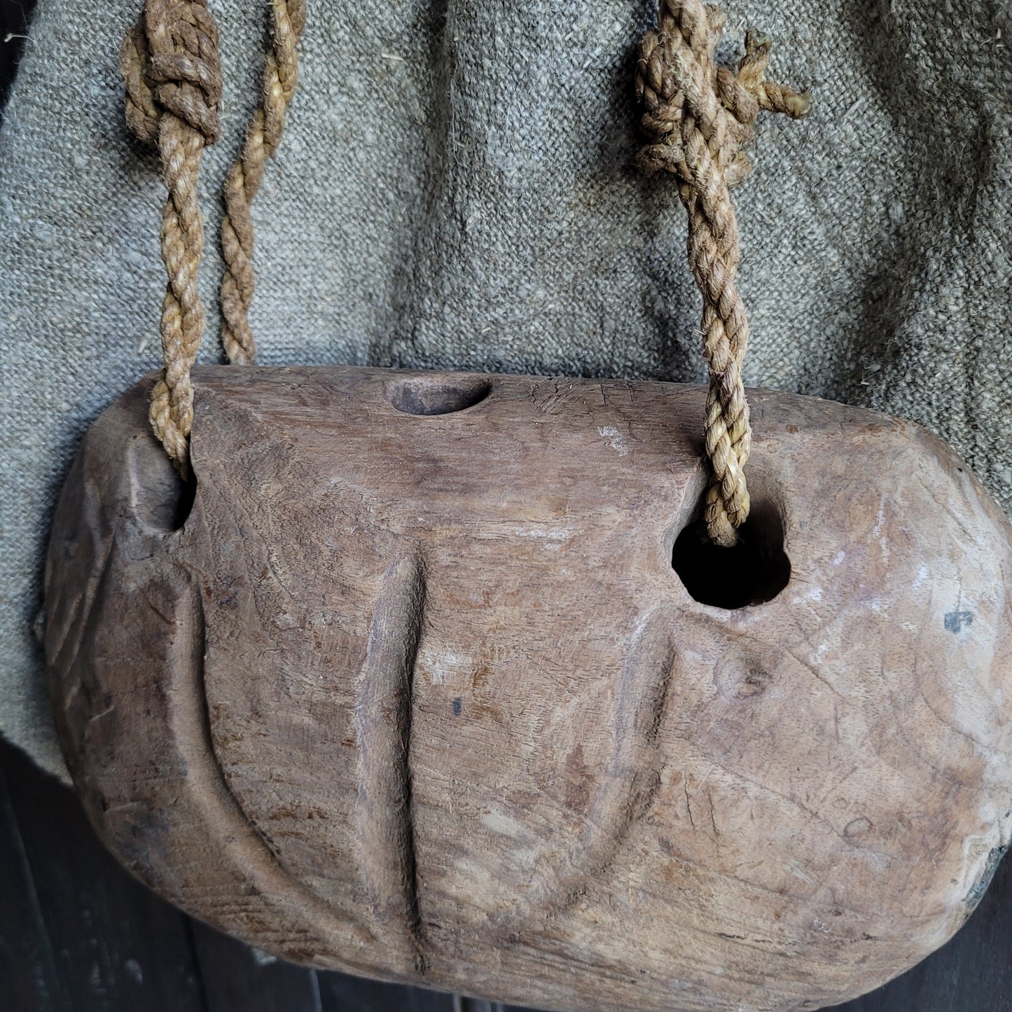 Oud houten koeienbel aan touw