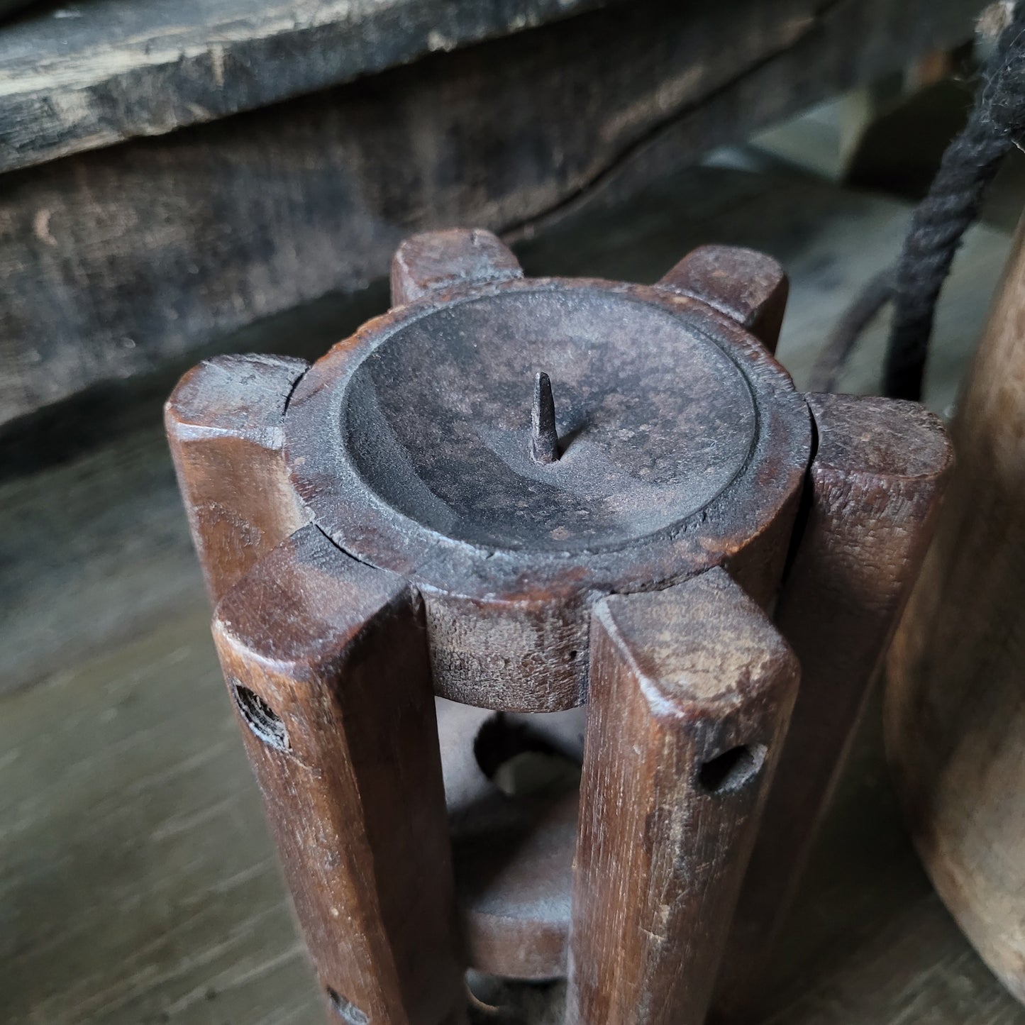 Oud houten spoelkandelaar rond
