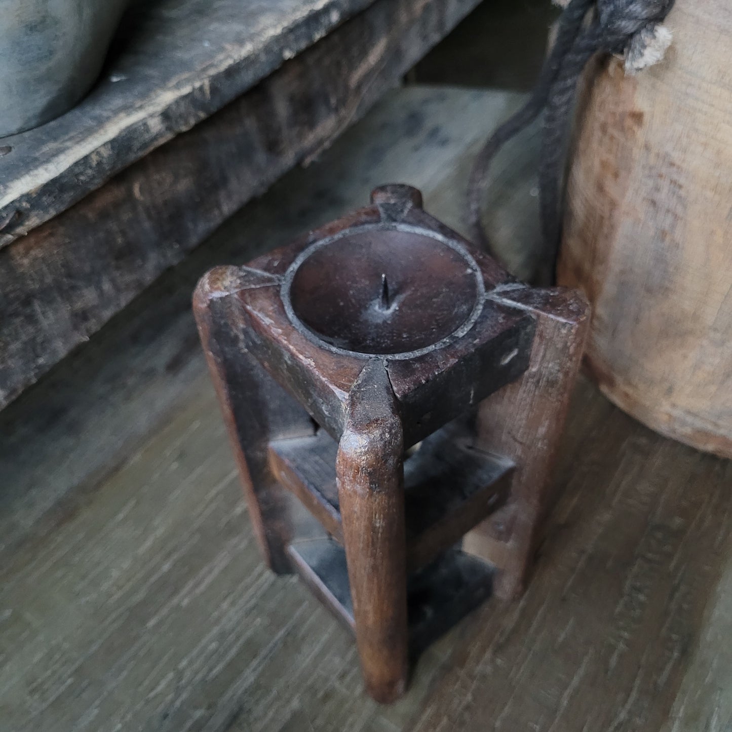 Oud houten spoelkandelaar recht