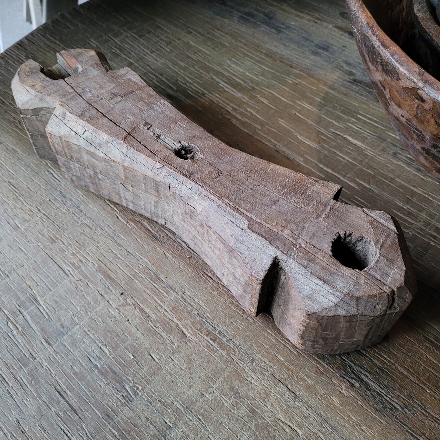 Oud houten hijsblok ornament