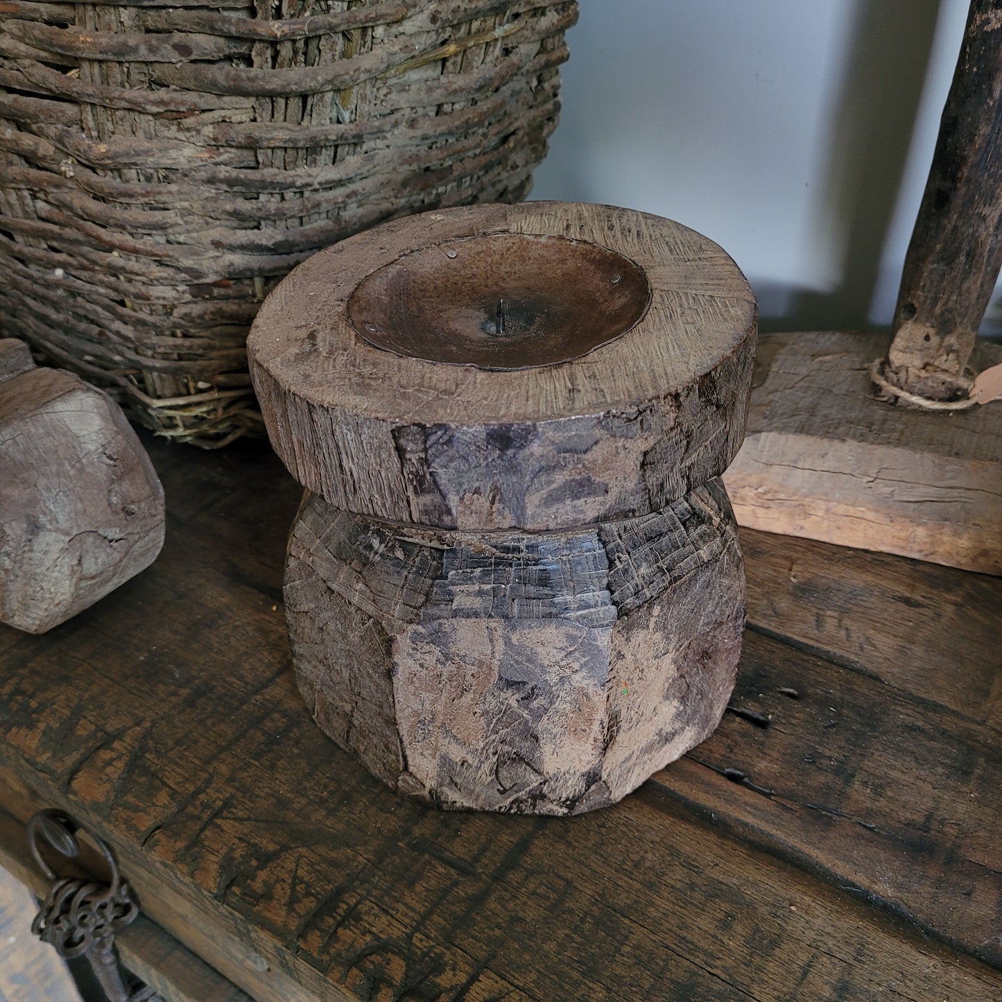 Oud houten poer kandelaar